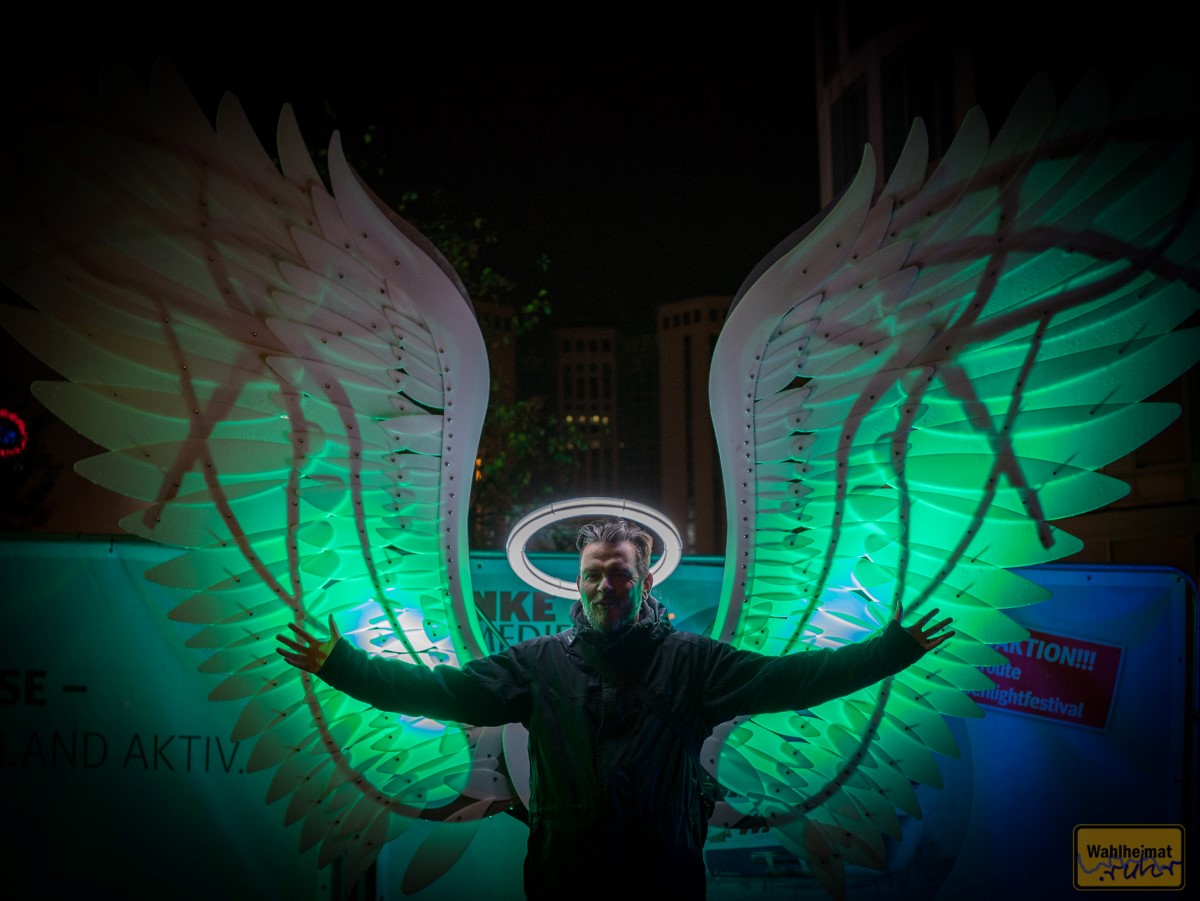 Но в новом Funke Media Office великолепные, освещенные крылья ангела ждут их игривого участия : «Ангелы Свободы» из Израиля