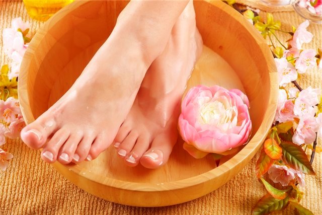 Можна робити спеціальні ванночки, щоб лікувати натоптиші на ногах: