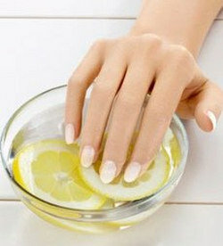 Лимонний сік з сіллю для зміцнення нігтьових пластин