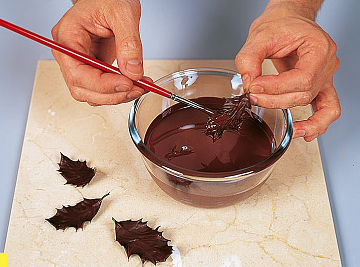 А покрити шоколадною глазур'ю виготовлені своїми руками цукерки буде простіше простого