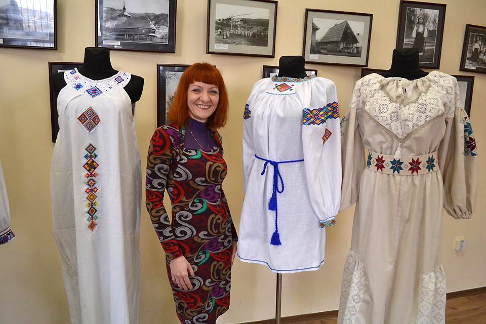 Тетяна Заводяк, майстриня-вишивальниця з Ужгорода, в минулому році відшила репліку традиційної Довгань - в рамках курсу з народної вишивки Закарпаття «Косиця», який діє при музеї-скансені в Ужгороді