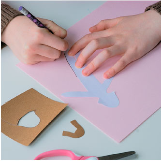 Використовуючи шаблон, зробіть з паперу силует феї, обведіть його олівцем на кольоровому папері і виріжте