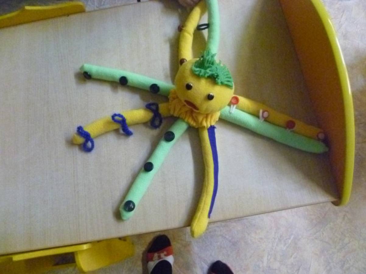 Розвиваюча м'яка іграшка для розвитку дрібної моторики дітей 4-5 років «Восьминіг» своїми руками   Мета: удосконалювати вміння застібати і розстібати гудзики, замки