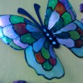 Майстер-клас «Красиві метелики»   Для роботи нам знадобляться: порожня пляшка з рівною середньою частиною, маркер, шаблон метелики, ножиці, вітражні фарби, лак для нігтів різного