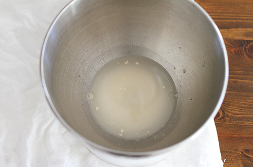 Розчиніть сухі дріжджі (в американському варіанті це active dry yeast) в теплій воді 40-45С градусів, залиште на 5 хвилин