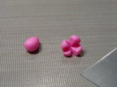Фото 7 - Формуємо інші квіти - з полімерної глини рожевого відтінку (дуже добре виглядають в готовому виробі відтінки Cernit glamur з втрутитися блискітками) краплю довжиною в 7 мм