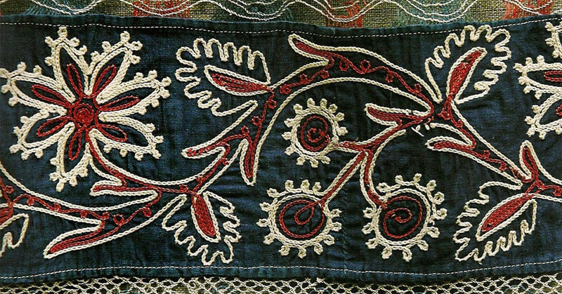 Костюм з Всеросійського музею декоративно-прикладного та народного мистецтва прикрашений зображенням птаха-пави