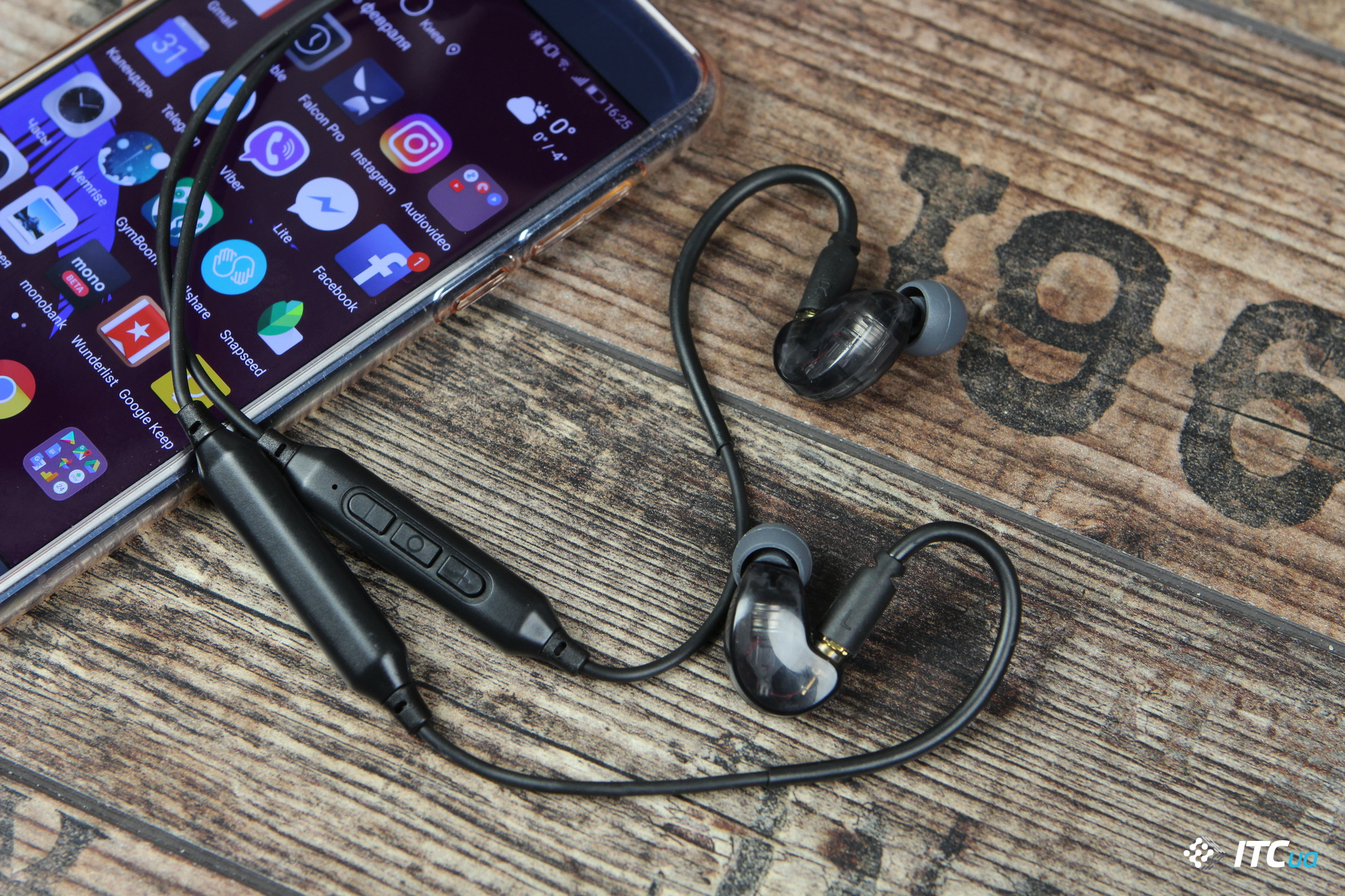 При використанні зі смартфонами з підтримкою aptX (Huawei Mate 10 Pro, OnePlus 3T) звук не відрізняється від того, що передається по звичайному кабелю, запасу гучності достатньо