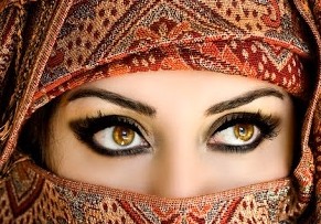 Східні красуні велике значення надавали догляду за шкірою навколо очей, адже очі були чи не єдиним засобом справити враження на чоловіка