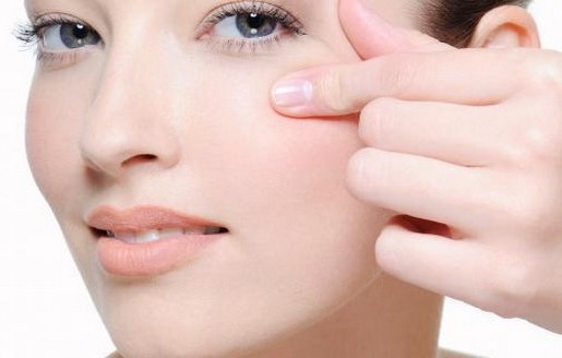 У цьому випадку на допомогу жінкам приходять косметологи, які, в залежності від віку, можуть запропонувати різні процедури по відновленню області навколо очей і усунення зморшок