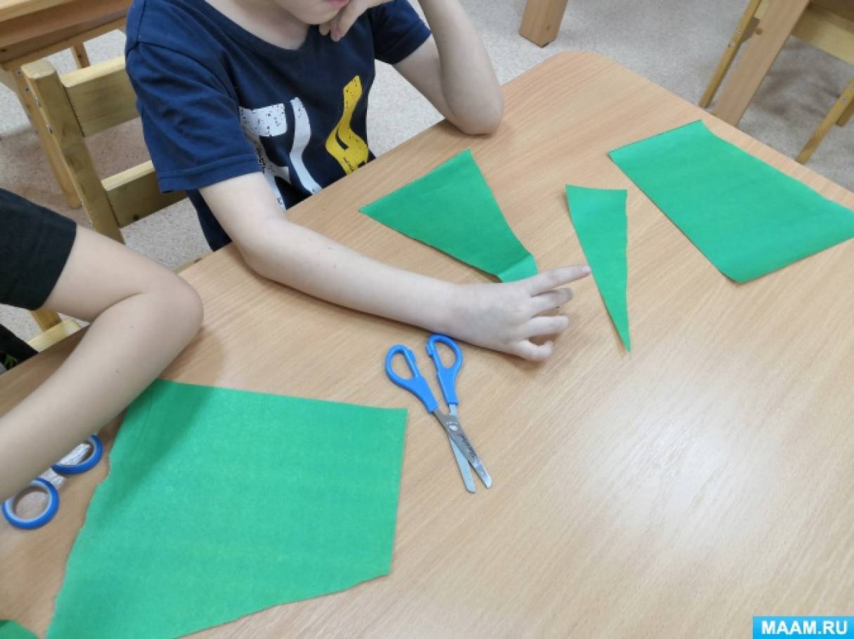 Виріб з кольорового паперу «Наша ялинка»   Для створення новорічного настрою, в дитячих садах, школах і вдома пропонується створити аплікації своїми руками
