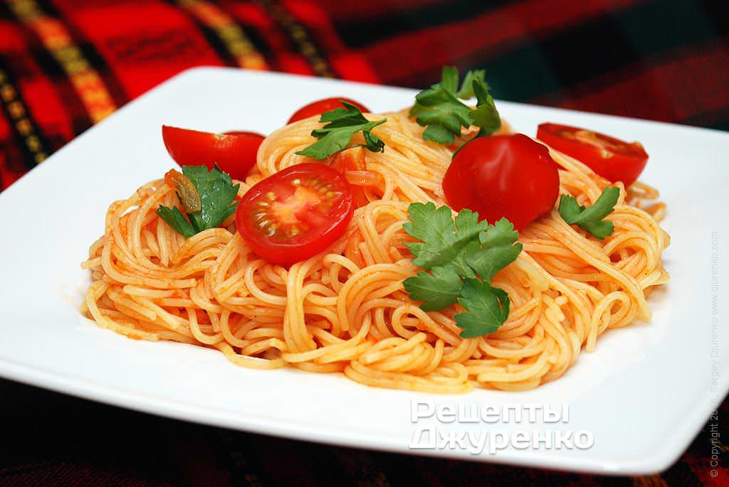Паста з томатним соусом - один з безлічі варіацій рецепта приготування пасти зі свіжими томатами, зеленню і овочами   Паста з томатним соусом - один з безлічі варіацій рецепта приготування пасти зі свіжими помідорами
