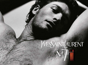 У 2002 році   Том Форд   , Будучи креативним директором Yves Saint Laurent, випустив M7   Кадр з рекламної кампанії M7, як вважають багато, перший західний комерційний аромат з нотою уда