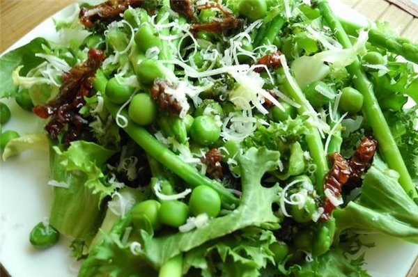 Салат зі спаржі з зеленим горошком