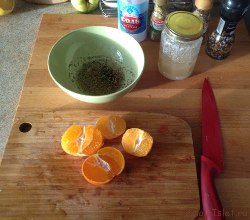 Часточки скроплюємо соку лимона для додаткового смаку і запобігання потемніння