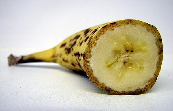 Використовуючи банан разом з іншими продуктами з холодильника, маслами і аптечними засобами, можна усунути прояви безлічі проблем на обличчі