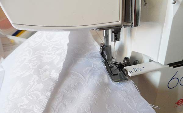 Якщо немає оверлока, і на швейній машинці немає функції «зигзаг», то можна обмітати краю вручну або зробити невеликий подвійний підгин і прострочити його на машинці